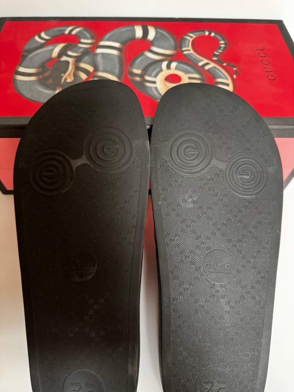 Gucci Women’s Signature Hibiscus Red Embossed Leather Slide Sandals Size 39 - Picture 9 of 11